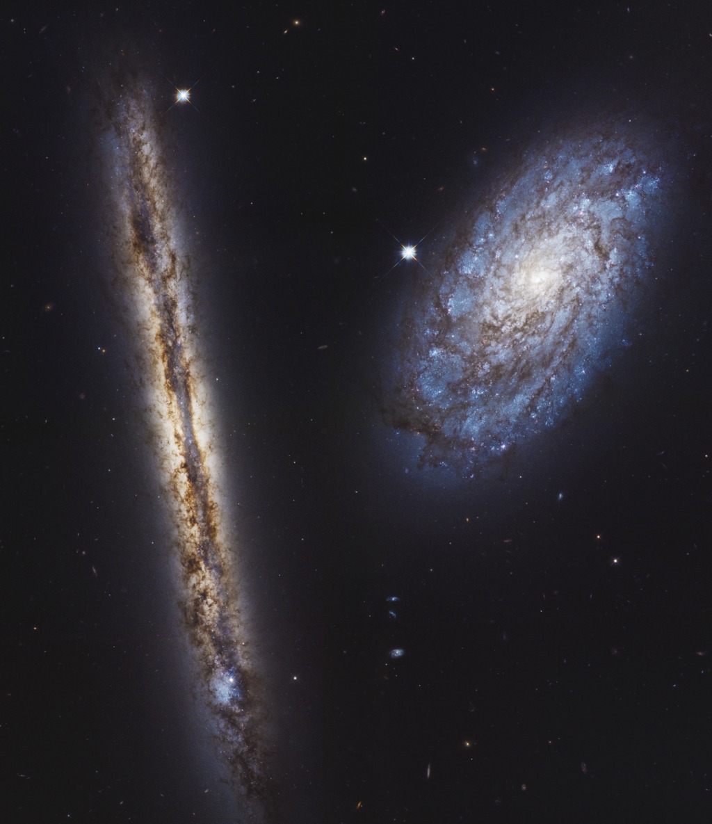 Galaksi Çifti: NGC 4302 ve NGC 4298